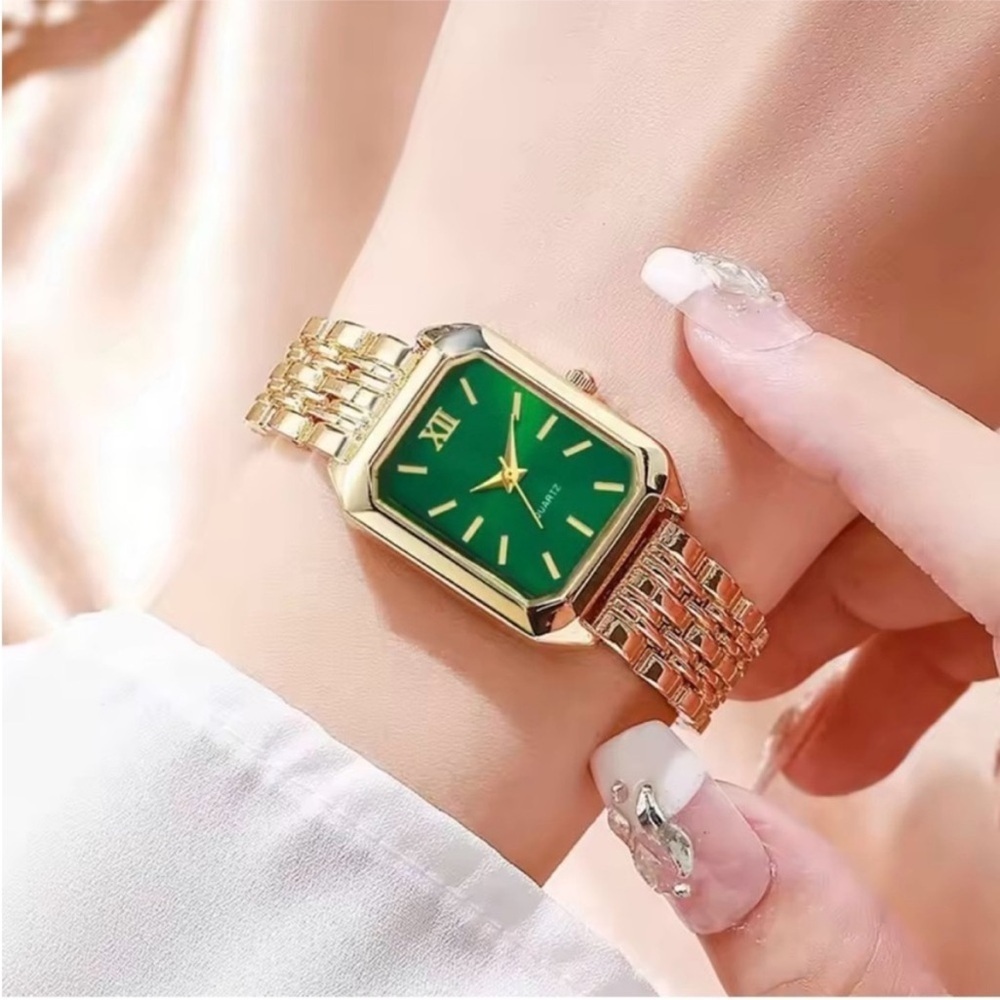 Elegant Gold Bracelet Watch with Green Dial - Picture 2 of 2